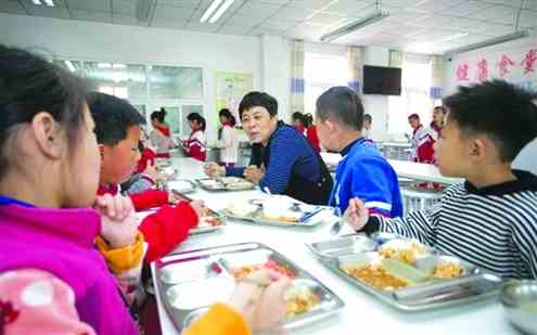 《意见》要求，全省中小学、幼儿园全面落实校长及相关负责人集中用餐陪餐制度。（资料图）